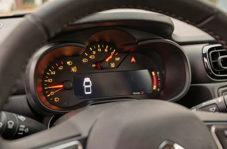 Tableau de bord Citroën C3 avec voyants allumés en orange et rouge indiquant différentes alertes